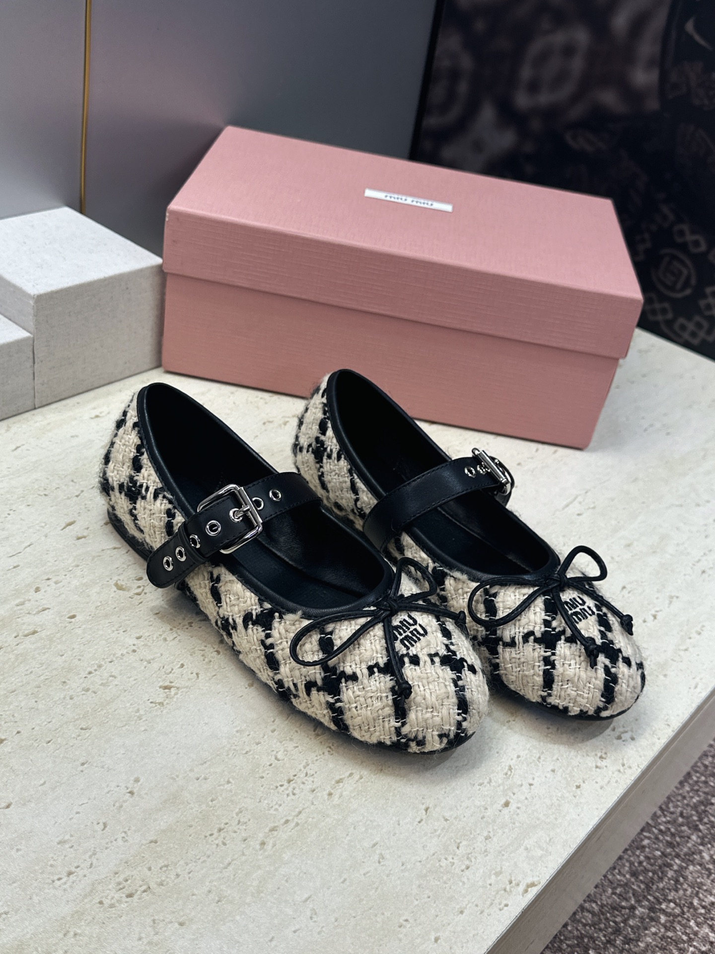 Miumiu 2026秋冬新款芭蕾舞女鞋 缪缪字母logo五金扣平底圆头拼色玛丽珍乐福单鞋 材质鞋面进口环保透气毛呢布/