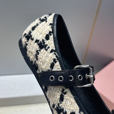 Miumiu 2026秋冬新款芭蕾舞女鞋 缪缪字母logo五金扣平底圆头拼色玛丽珍乐福单鞋 材质鞋面进口环保透气毛呢布/ Miumiu 2026秋冬新款芭蕾舞女鞋 缪缪字母logo五金扣平底圆头拼色玛丽珍乐福单鞋 材质鞋面进口环保透气毛呢布/
