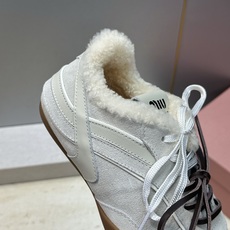 Miumiu 2026秋冬新款羊羔毛系带休闲运动女鞋 缪缪明星同款字母logo平底圆头拼色防寒保暖阿甘徳训鞋 材质鞋面进 Miumiu 2026秋冬新款羊羔毛系带休闲运动女鞋 缪缪明星同款字母logo平底圆头拼色防寒保暖阿甘徳训鞋 材质鞋面进