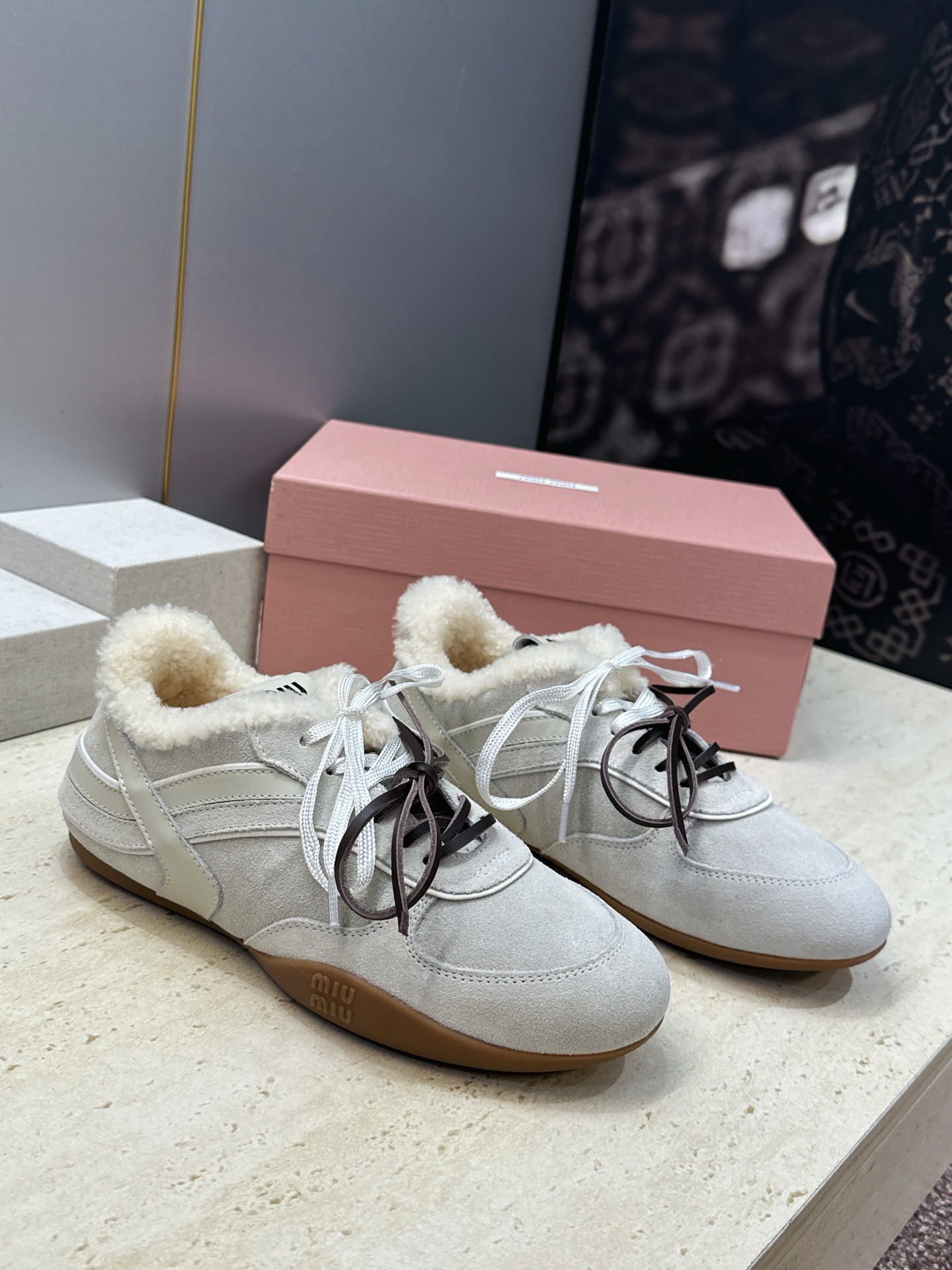 Miumiu 2026秋冬新款羊羔毛系带休闲运动女鞋 缪缪明星同款字母logo平底圆头拼色防寒保暖阿甘徳训鞋 材质鞋面进