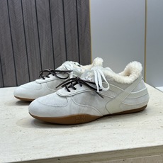 Miumiu 2026秋冬新款羊羔毛系带休闲运动女鞋 缪缪明星同款字母logo平底圆头拼色防寒保暖阿甘徳训鞋 材质鞋面进 Miumiu 2026秋冬新款羊羔毛系带休闲运动女鞋 缪缪明星同款字母logo平底圆头拼色防寒保暖阿甘徳训鞋 材质鞋面进