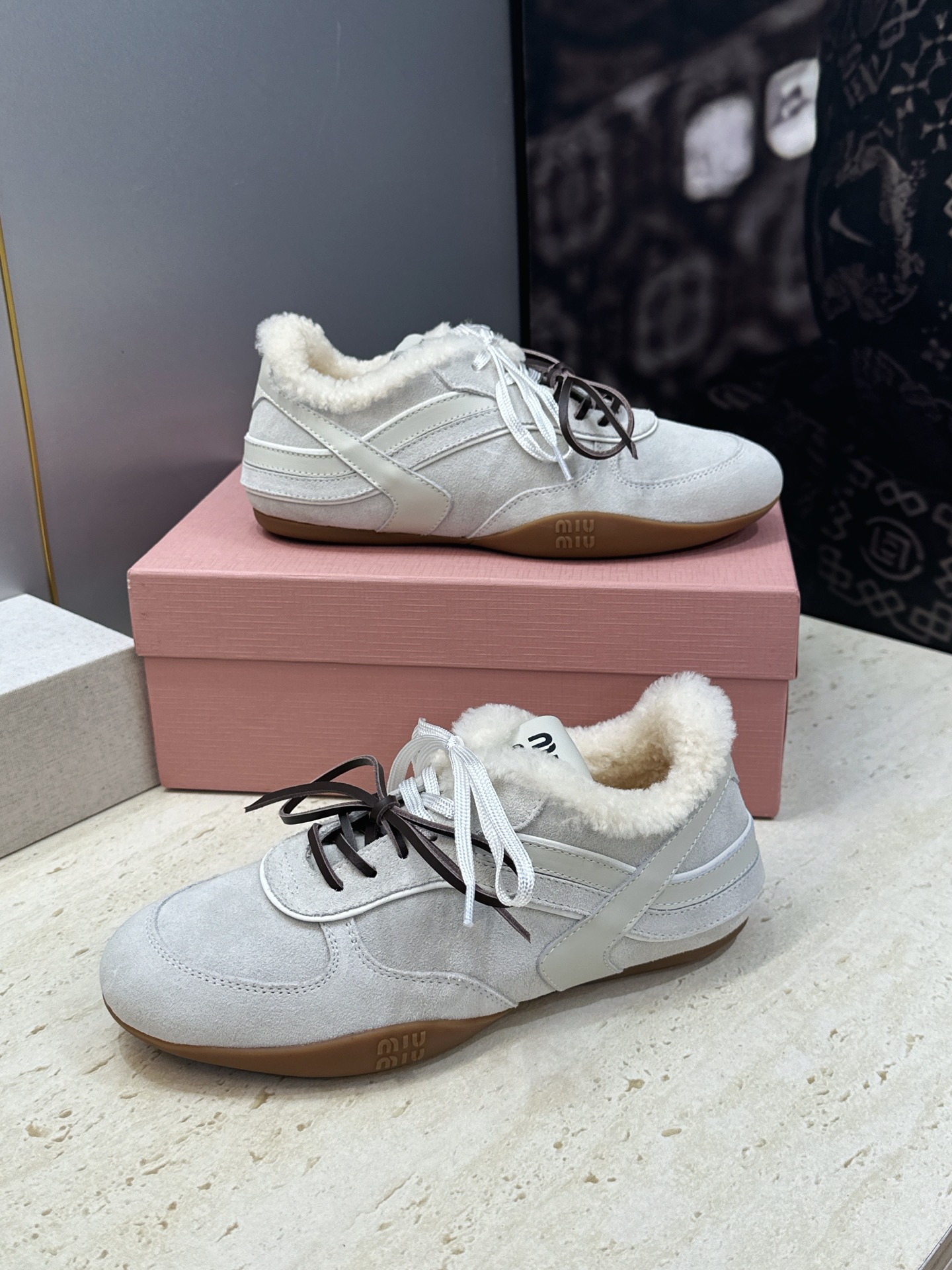 Miumiu 2026秋冬新款羊羔毛系带休闲运动女鞋 缪缪明星同款字母logo平底圆头拼色防寒保暖阿甘徳训鞋 材质鞋面进 Miumiu 2026秋冬新款羊羔毛系带休闲运动女鞋 缪缪明星同款字母logo平底圆头拼色防寒保暖阿甘徳训鞋 材质鞋面进