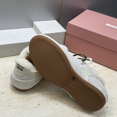 Miumiu 2026秋冬新款羊羔毛系带休闲运动女鞋 缪缪明星同款字母logo平底圆头拼色防寒保暖阿甘徳训鞋 材质鞋面进 Miumiu 2026秋冬新款羊羔毛系带休闲运动女鞋 缪缪明星同款字母logo平底圆头拼色防寒保暖阿甘徳训鞋 材质鞋面进