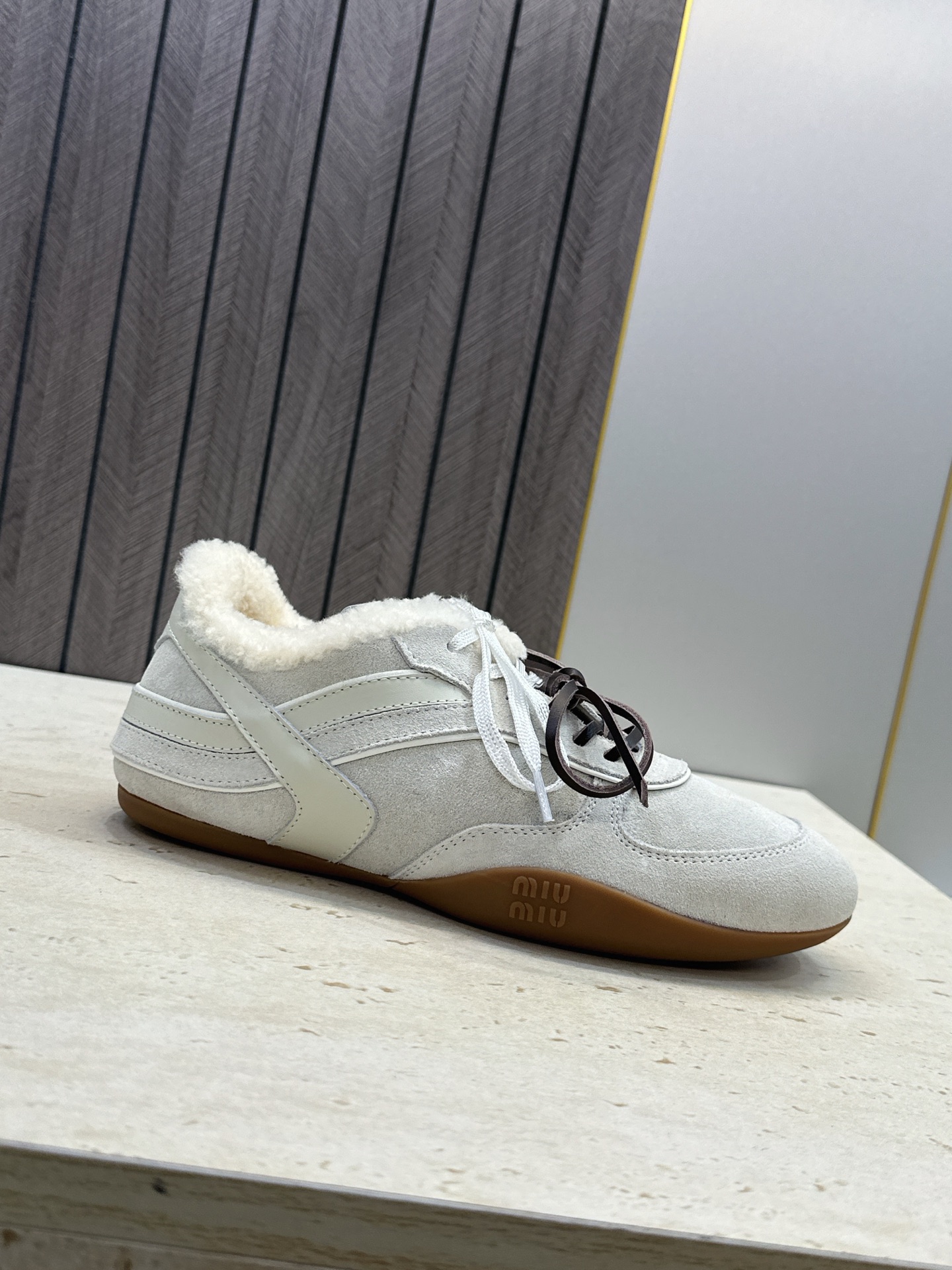 Miumiu 2026秋冬新款羊羔毛系带休闲运动女鞋 缪缪明星同款字母logo平底圆头拼色防寒保暖阿甘徳训鞋 材质鞋面进 Miumiu 2026秋冬新款羊羔毛系带休闲运动女鞋 缪缪明星同款字母logo平底圆头拼色防寒保暖阿甘徳训鞋 材质鞋面进