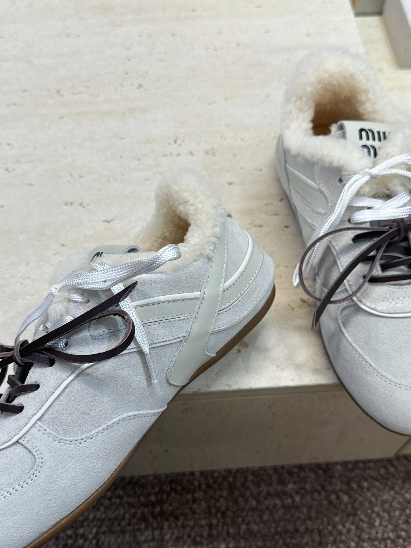 Miumiu 2026秋冬新款羊羔毛系带休闲运动女鞋 缪缪明星同款字母logo平底圆头拼色防寒保暖阿甘徳训鞋 材质鞋面进 Miumiu 2026秋冬新款羊羔毛系带休闲运动女鞋 缪缪明星同款字母logo平底圆头拼色防寒保暖阿甘徳训鞋 材质鞋面进