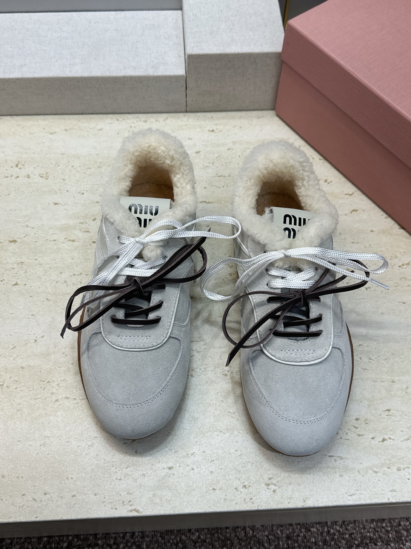 Miumiu 2026秋冬新款羊羔毛系带休闲运动女鞋 缪缪明星同款字母logo平底圆头拼色防寒保暖阿甘徳训鞋 材质鞋面进 Miumiu 2026秋冬新款羊羔毛系带休闲运动女鞋 缪缪明星同款字母logo平底圆头拼色防寒保暖阿甘徳训鞋 材质鞋面进