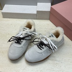 Miumiu 2026秋冬新款羊羔毛系带休闲运动女鞋 缪缪明星同款字母logo平底圆头拼色防寒保暖阿甘徳训鞋 材质鞋面进 Miumiu 2026秋冬新款羊羔毛系带休闲运动女鞋 缪缪明星同款字母logo平底圆头拼色防寒保暖阿甘徳训鞋 材质鞋面进