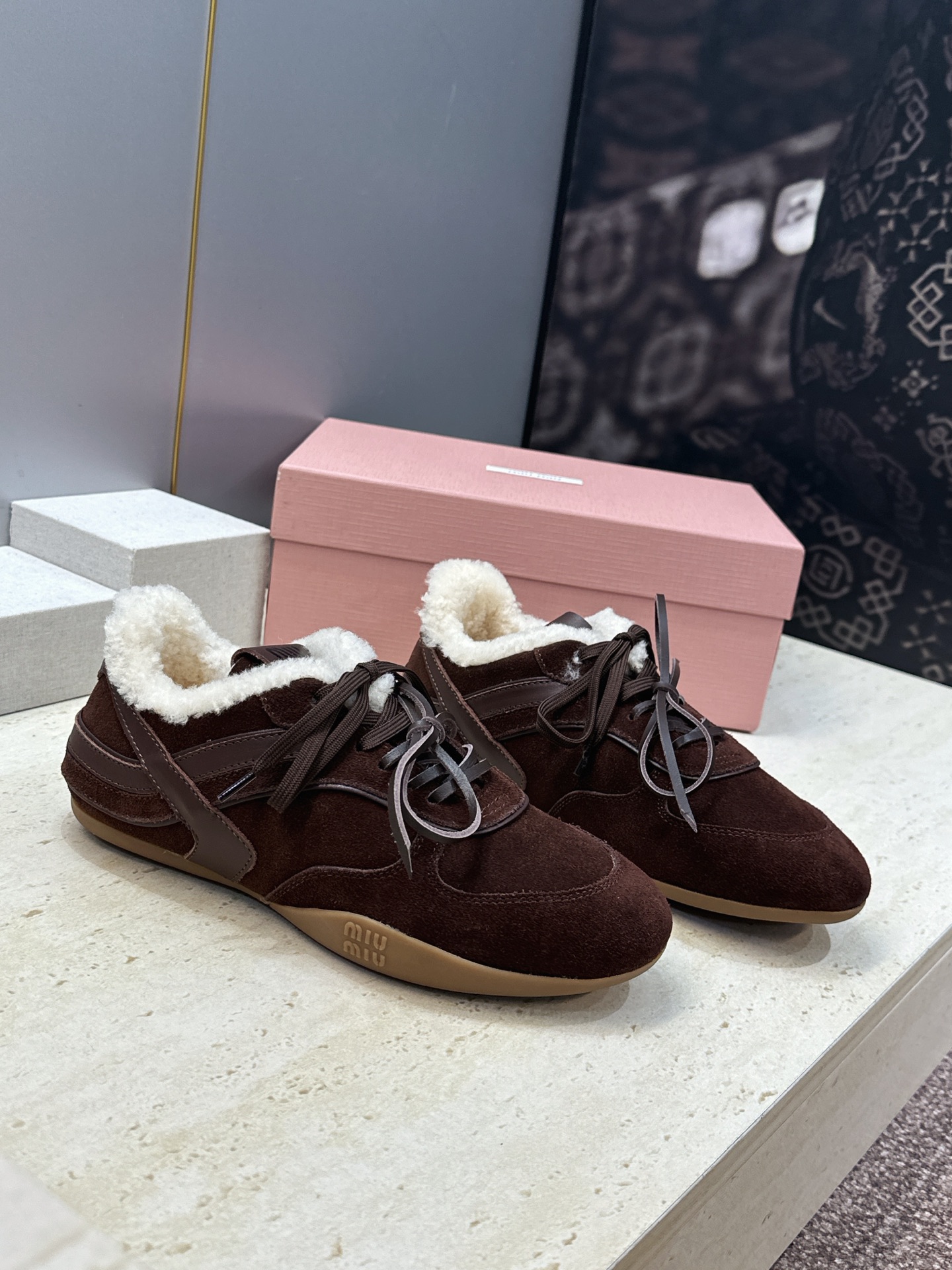 Miumiu 2026秋冬新款羊羔毛系带休闲运动女鞋 缪缪明星同款字母logo平底圆头拼色防寒保暖阿甘徳训鞋 材质鞋面进