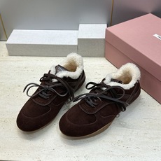 Miumiu 2026秋冬新款羊羔毛系带休闲运动女鞋 缪缪明星同款字母logo平底圆头拼色防寒保暖阿甘徳训鞋 材质鞋面进 Miumiu 2026秋冬新款羊羔毛系带休闲运动女鞋 缪缪明星同款字母logo平底圆头拼色防寒保暖阿甘徳训鞋 材质鞋面进
