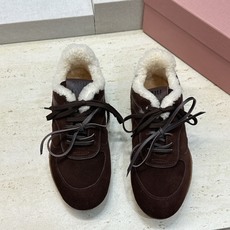 Miumiu 2026秋冬新款羊羔毛系带休闲运动女鞋 缪缪明星同款字母logo平底圆头拼色防寒保暖阿甘徳训鞋 材质鞋面进 Miumiu 2026秋冬新款羊羔毛系带休闲运动女鞋 缪缪明星同款字母logo平底圆头拼色防寒保暖阿甘徳训鞋 材质鞋面进