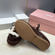 Miumiu 2026秋冬新款羊羔毛系带休闲运动女鞋 缪缪明星同款字母logo平底圆头拼色防寒保暖阿甘徳训鞋 材质鞋面进 Miumiu 2026秋冬新款羊羔毛系带休闲运动女鞋 缪缪明星同款字母logo平底圆头拼色防寒保暖阿甘徳训鞋 材质鞋面进