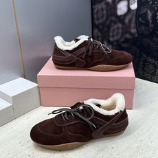 Miumiu 2026秋冬新款羊羔毛系带休闲运动女鞋 缪缪明星同款字母logo平底圆头拼色防寒保暖阿甘徳训鞋 材质鞋面进 Miumiu 2026秋冬新款羊羔毛系带休闲运动女鞋 缪缪明星同款字母logo平底圆头拼色防寒保暖阿甘徳训鞋 材质鞋面进