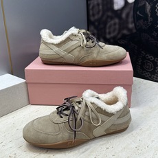 Miumiu 2026秋冬新款羊羔毛系带休闲运动女鞋 缪缪明星同款字母logo平底圆头拼色防寒保暖阿甘徳训鞋 材质鞋面进 Miumiu 2026秋冬新款羊羔毛系带休闲运动女鞋 缪缪明星同款字母logo平底圆头拼色防寒保暖阿甘徳训鞋 材质鞋面进