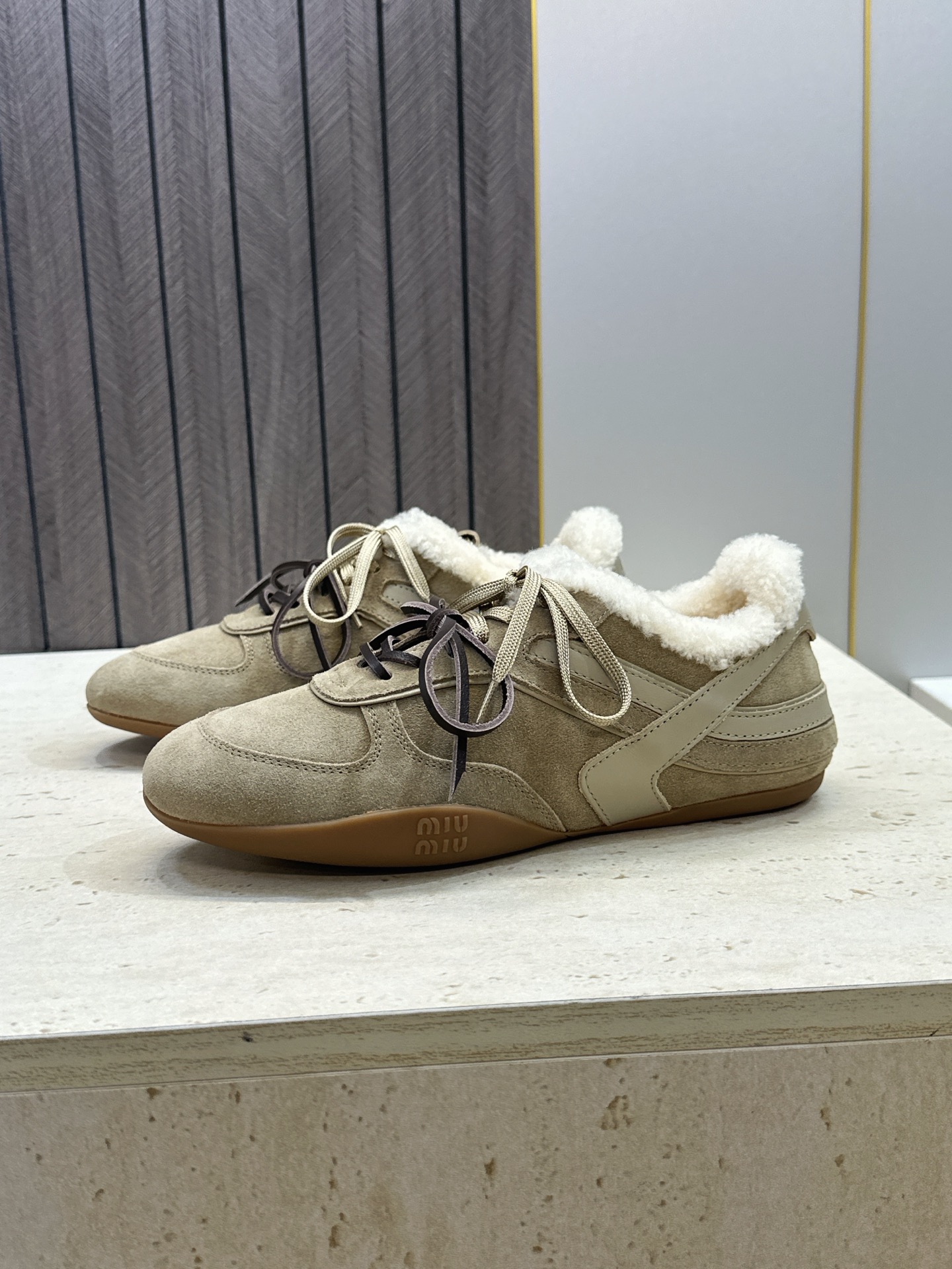 Miumiu 2026秋冬新款羊羔毛系带休闲运动女鞋 缪缪明星同款字母logo平底圆头拼色防寒保暖阿甘徳训鞋 材质鞋面进 Miumiu 2026秋冬新款羊羔毛系带休闲运动女鞋 缪缪明星同款字母logo平底圆头拼色防寒保暖阿甘徳训鞋 材质鞋面进
