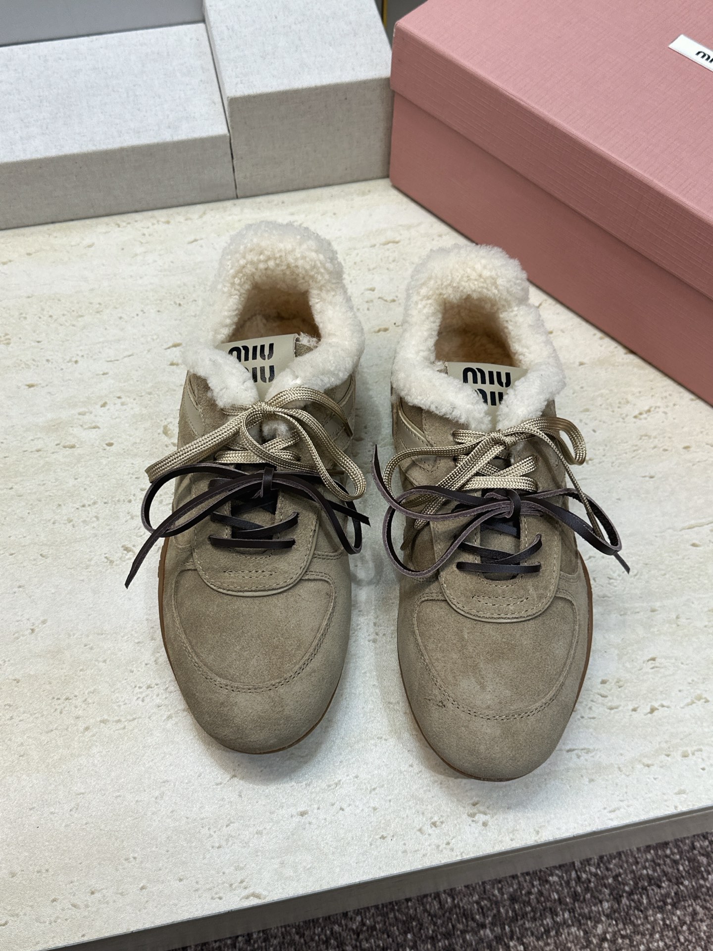 Miumiu 2026秋冬新款羊羔毛系带休闲运动女鞋 缪缪明星同款字母logo平底圆头拼色防寒保暖阿甘徳训鞋 材质鞋面进