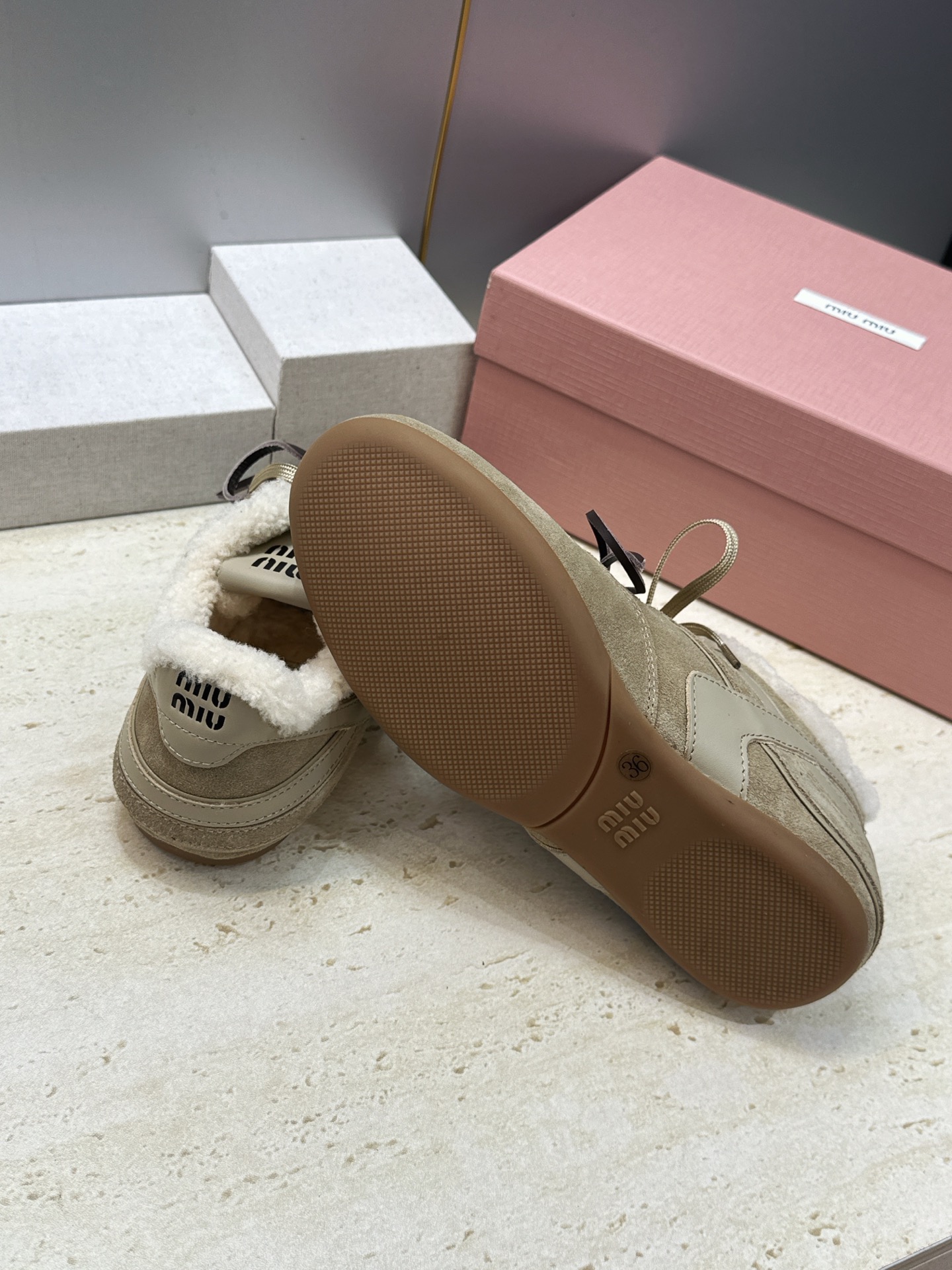 Miumiu 2026秋冬新款羊羔毛系带休闲运动女鞋 缪缪明星同款字母logo平底圆头拼色防寒保暖阿甘徳训鞋 材质鞋面进 Miumiu 2026秋冬新款羊羔毛系带休闲运动女鞋 缪缪明星同款字母logo平底圆头拼色防寒保暖阿甘徳训鞋 材质鞋面进