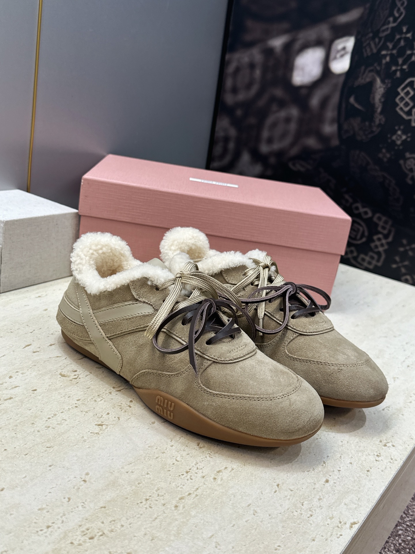 Miumiu 2026秋冬新款羊羔毛系带休闲运动女鞋 缪缪明星同款字母logo平底圆头拼色防寒保暖阿甘徳训鞋 材质鞋面进 Miumiu 2026秋冬新款羊羔毛系带休闲运动女鞋 缪缪明星同款字母logo平底圆头拼色防寒保暖阿甘徳训鞋 材质鞋面进