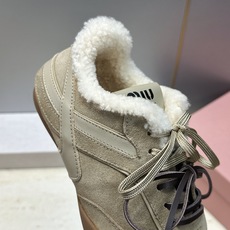 Miumiu 2026秋冬新款羊羔毛系带休闲运动女鞋 缪缪明星同款字母logo平底圆头拼色防寒保暖阿甘徳训鞋 材质鞋面进 Miumiu 2026秋冬新款羊羔毛系带休闲运动女鞋 缪缪明星同款字母logo平底圆头拼色防寒保暖阿甘徳训鞋 材质鞋面进