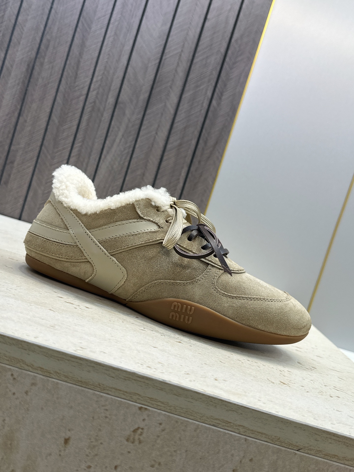 Miumiu 2026秋冬新款羊羔毛系带休闲运动女鞋 缪缪明星同款字母logo平底圆头拼色防寒保暖阿甘徳训鞋 材质鞋面进 Miumiu 2026秋冬新款羊羔毛系带休闲运动女鞋 缪缪明星同款字母logo平底圆头拼色防寒保暖阿甘徳训鞋 材质鞋面进