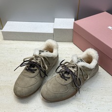 Miumiu 2026秋冬新款羊羔毛系带休闲运动女鞋 缪缪明星同款字母logo平底圆头拼色防寒保暖阿甘徳训鞋 材质鞋面进 Miumiu 2026秋冬新款羊羔毛系带休闲运动女鞋 缪缪明星同款字母logo平底圆头拼色防寒保暖阿甘徳训鞋 材质鞋面进