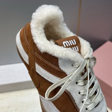Miumiu 2026秋冬新款羊羔毛系带休闲运动女鞋 缪缪明星同款字母logo平底圆头拼色防寒保暖阿甘徳训鞋 材质鞋面进 Miumiu 2026秋冬新款羊羔毛系带休闲运动女鞋 缪缪明星同款字母logo平底圆头拼色防寒保暖阿甘徳训鞋 材质鞋面进