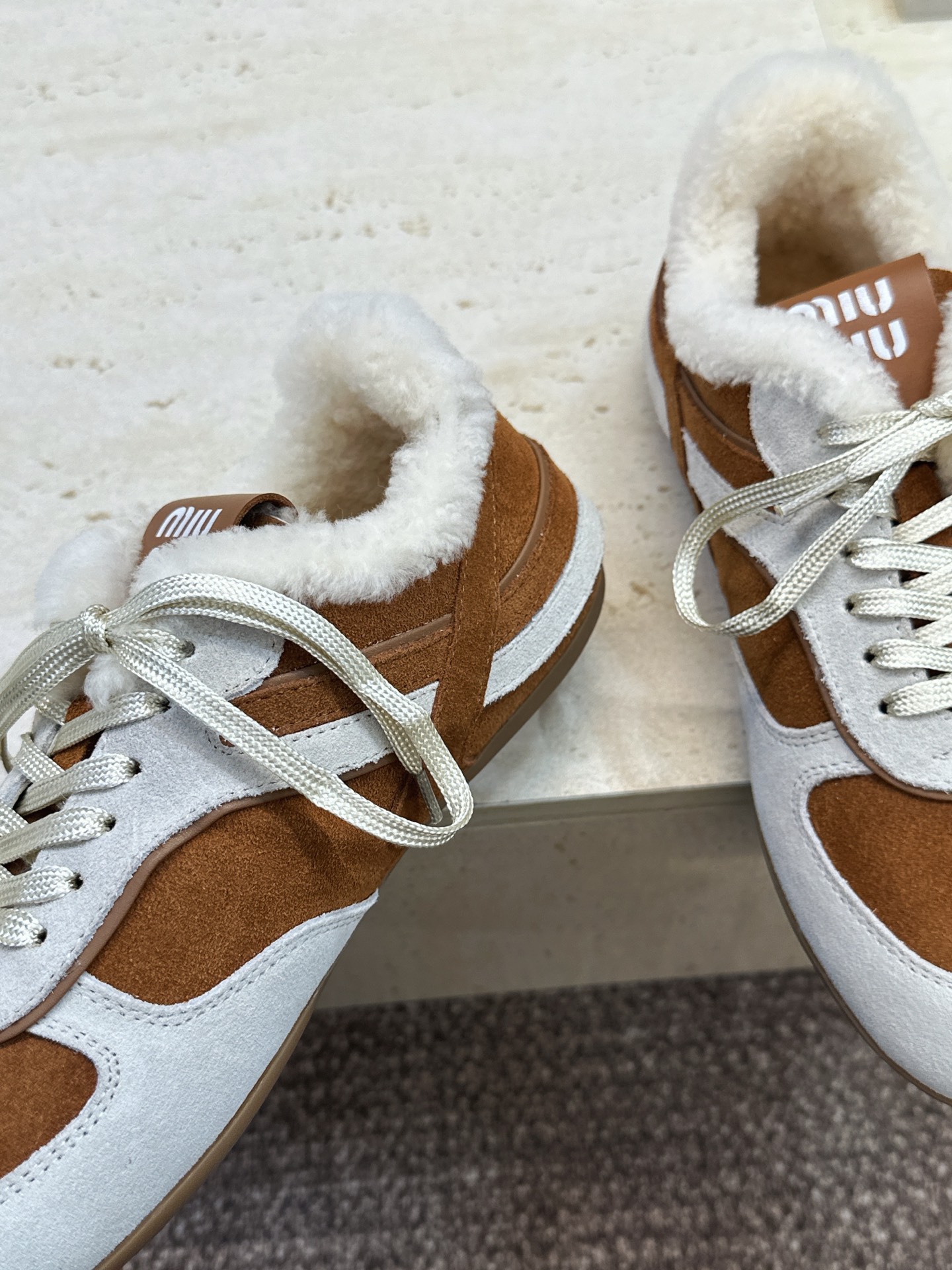 Miumiu 2026秋冬新款羊羔毛系带休闲运动女鞋 缪缪明星同款字母logo平底圆头拼色防寒保暖阿甘徳训鞋 材质鞋面进 Miumiu 2026秋冬新款羊羔毛系带休闲运动女鞋 缪缪明星同款字母logo平底圆头拼色防寒保暖阿甘徳训鞋 材质鞋面进