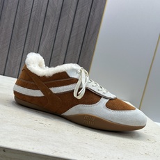 Miumiu 2026秋冬新款羊羔毛系带休闲运动女鞋 缪缪明星同款字母logo平底圆头拼色防寒保暖阿甘徳训鞋 材质鞋面进 Miumiu 2026秋冬新款羊羔毛系带休闲运动女鞋 缪缪明星同款字母logo平底圆头拼色防寒保暖阿甘徳训鞋 材质鞋面进