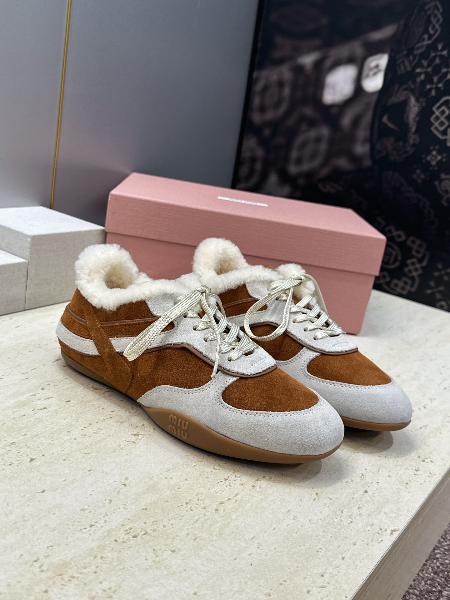 Miumiu 2026秋冬新款羊羔毛系带休闲运动女鞋 缪缪明星同款字母logo平底圆头拼色防寒保暖阿甘徳训鞋 材质鞋面进