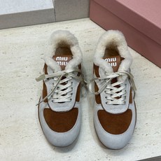 Miumiu 2026秋冬新款羊羔毛系带休闲运动女鞋 缪缪明星同款字母logo平底圆头拼色防寒保暖阿甘徳训鞋 材质鞋面进 Miumiu 2026秋冬新款羊羔毛系带休闲运动女鞋 缪缪明星同款字母logo平底圆头拼色防寒保暖阿甘徳训鞋 材质鞋面进