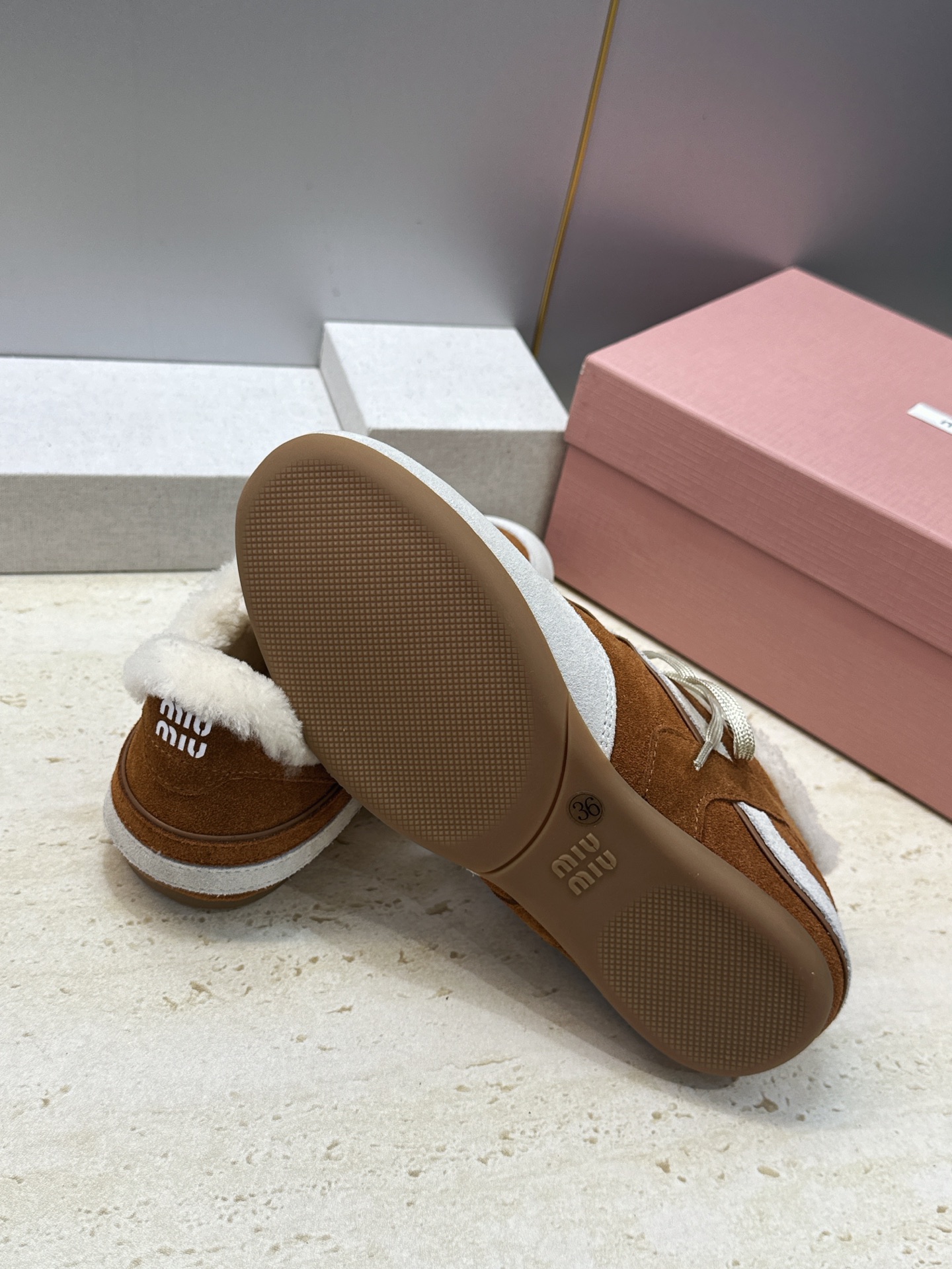 Miumiu 2026秋冬新款羊羔毛系带休闲运动女鞋 缪缪明星同款字母logo平底圆头拼色防寒保暖阿甘徳训鞋 材质鞋面进 Miumiu 2026秋冬新款羊羔毛系带休闲运动女鞋 缪缪明星同款字母logo平底圆头拼色防寒保暖阿甘徳训鞋 材质鞋面进
