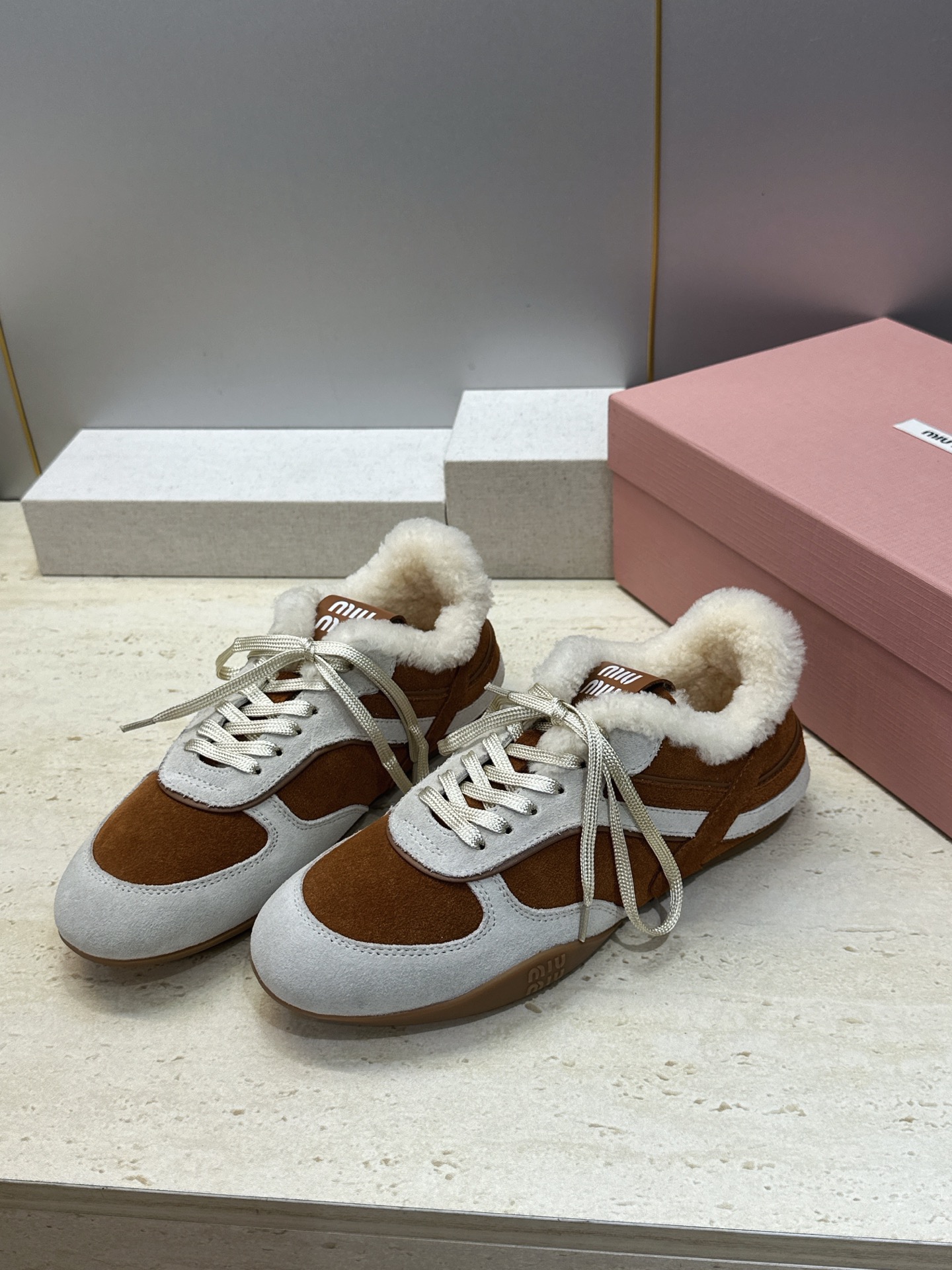 Miumiu 2026秋冬新款羊羔毛系带休闲运动女鞋 缪缪明星同款字母logo平底圆头拼色防寒保暖阿甘徳训鞋 材质鞋面进 Miumiu 2026秋冬新款羊羔毛系带休闲运动女鞋 缪缪明星同款字母logo平底圆头拼色防寒保暖阿甘徳训鞋 材质鞋面进