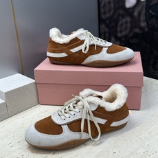 Miumiu 2026秋冬新款羊羔毛系带休闲运动女鞋 缪缪明星同款字母logo平底圆头拼色防寒保暖阿甘徳训鞋 材质鞋面进 Miumiu 2026秋冬新款羊羔毛系带休闲运动女鞋 缪缪明星同款字母logo平底圆头拼色防寒保暖阿甘徳训鞋 材质鞋面进