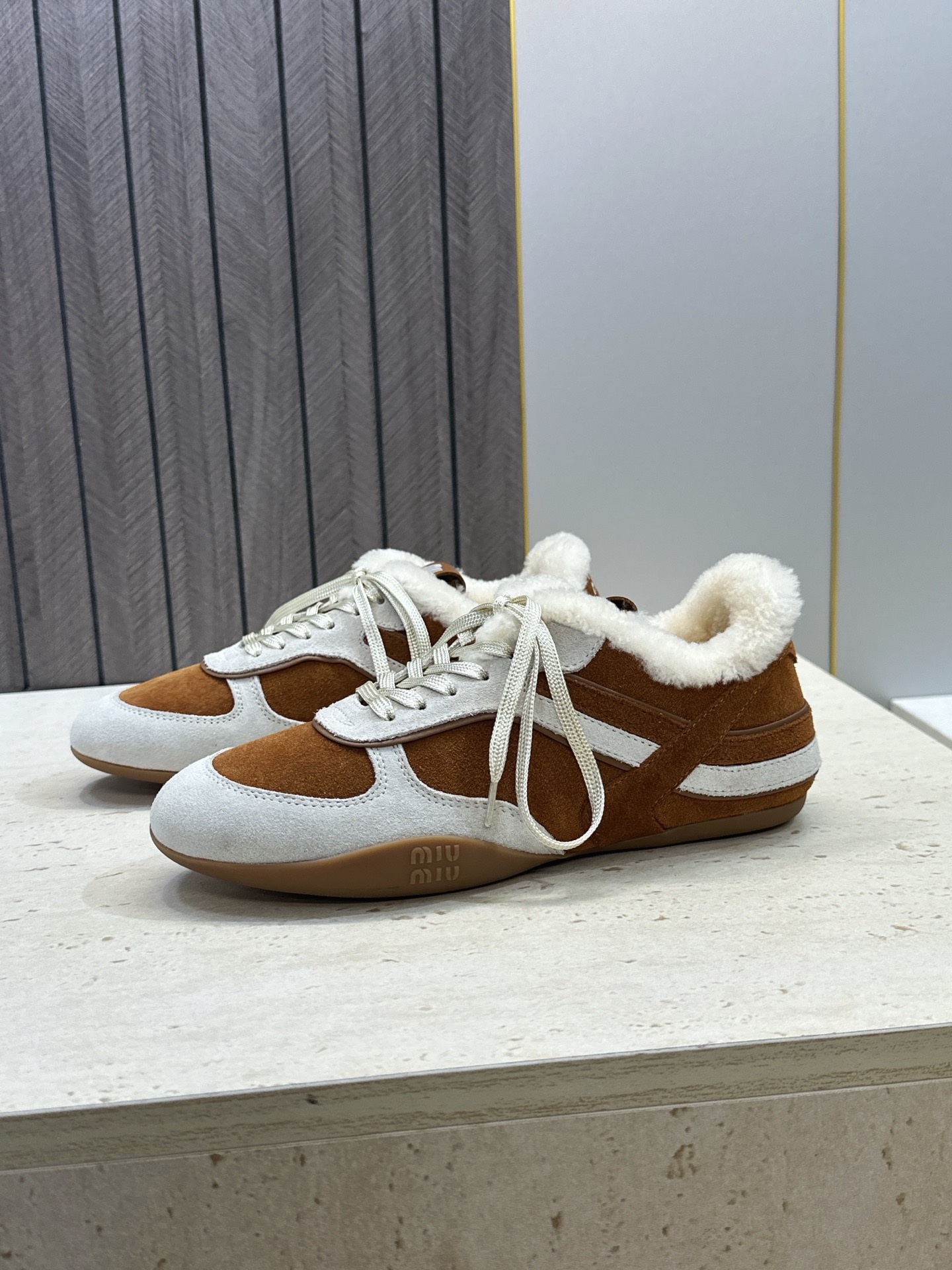 Miumiu 2026秋冬新款羊羔毛系带休闲运动女鞋 缪缪明星同款字母logo平底圆头拼色防寒保暖阿甘徳训鞋 材质鞋面进 Miumiu 2026秋冬新款羊羔毛系带休闲运动女鞋 缪缪明星同款字母logo平底圆头拼色防寒保暖阿甘徳训鞋 材质鞋面进