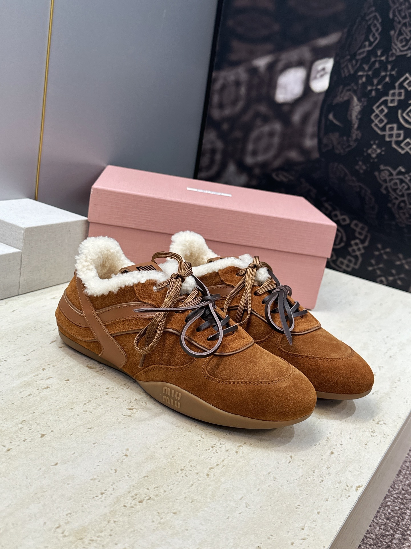 Miumiu 2026秋冬新款羊羔毛系带休闲运动女鞋 缪缪明星同款字母logo平底圆头拼色防寒保暖阿甘徳训鞋 材质鞋面进