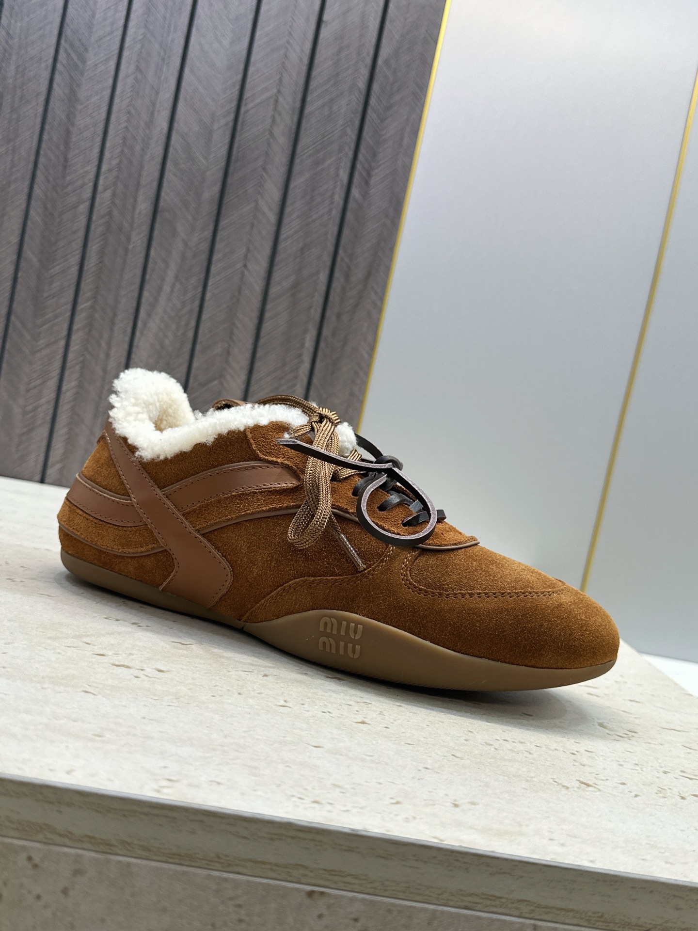 Miumiu 2026秋冬新款羊羔毛系带休闲运动女鞋 缪缪明星同款字母logo平底圆头拼色防寒保暖阿甘徳训鞋 材质鞋面进
