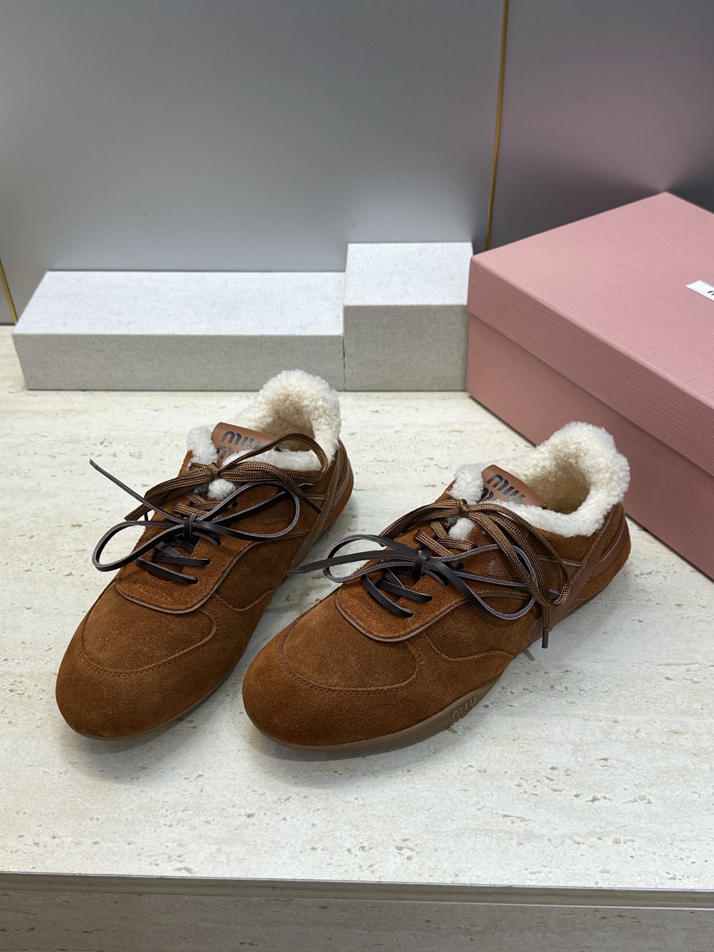 Miumiu 2026秋冬新款羊羔毛系带休闲运动女鞋 缪缪明星同款字母logo平底圆头拼色防寒保暖阿甘徳训鞋 材质鞋面进