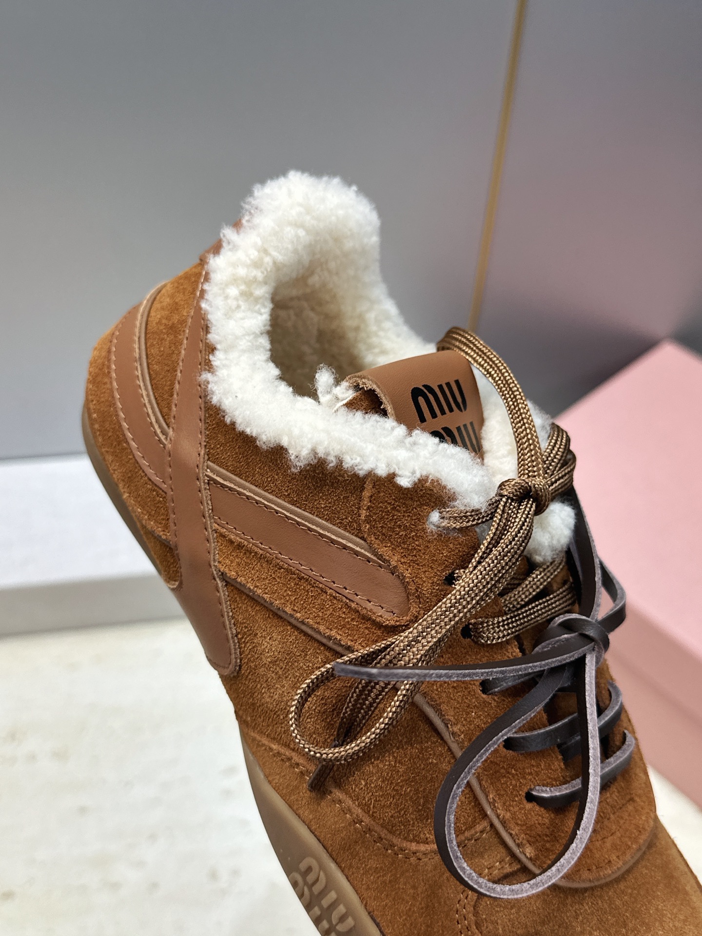 Miumiu 2026秋冬新款羊羔毛系带休闲运动女鞋 缪缪明星同款字母logo平底圆头拼色防寒保暖阿甘徳训鞋 材质鞋面进
