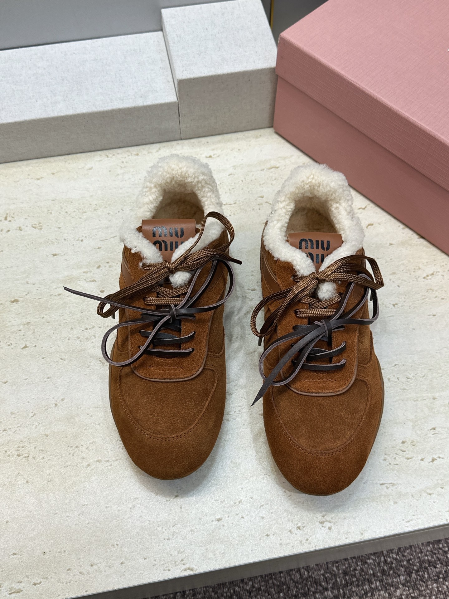Miumiu 2026秋冬新款羊羔毛系带休闲运动女鞋 缪缪明星同款字母logo平底圆头拼色防寒保暖阿甘徳训鞋 材质鞋面进