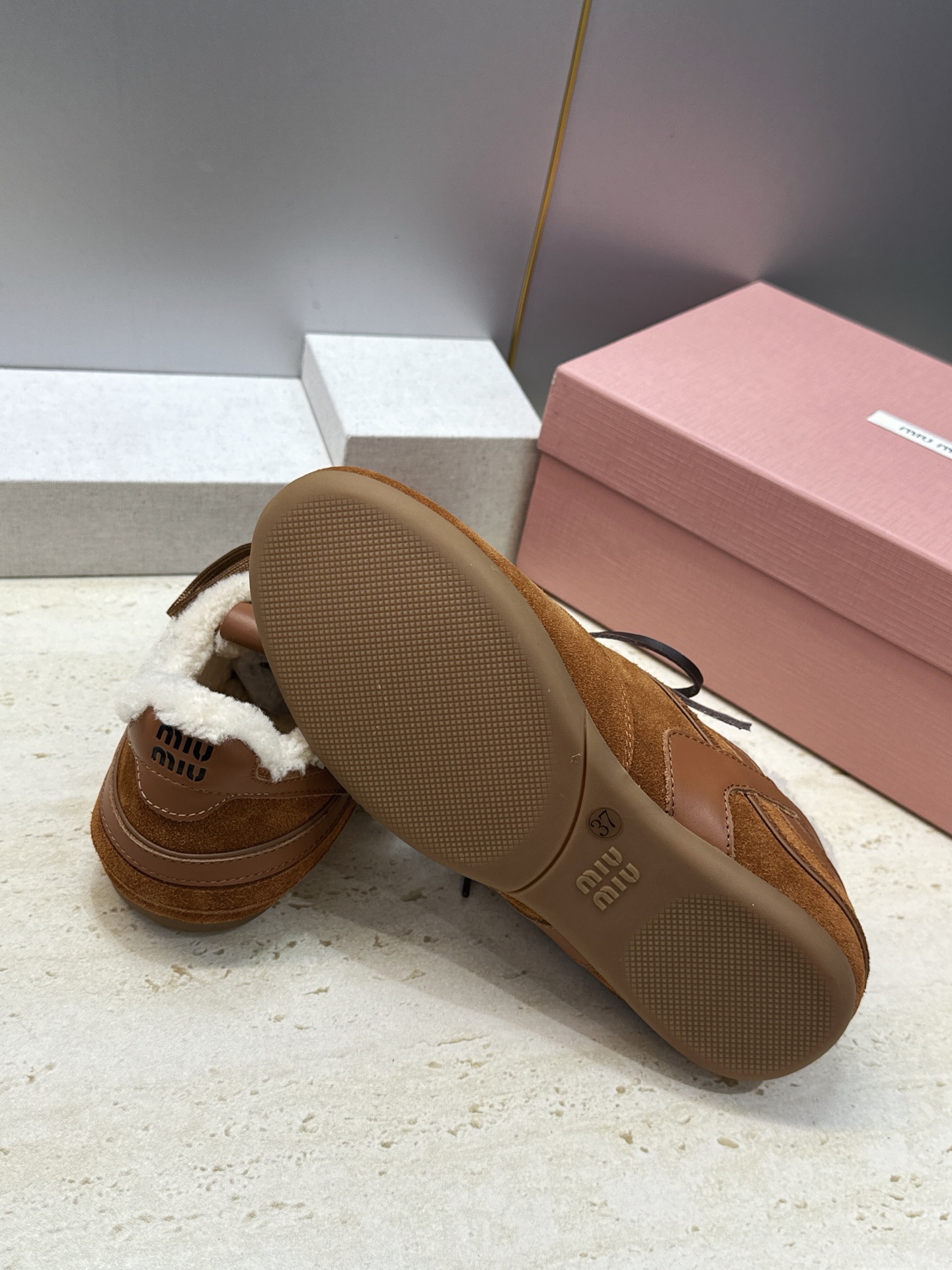 Miumiu 2026秋冬新款羊羔毛系带休闲运动女鞋 缪缪明星同款字母logo平底圆头拼色防寒保暖阿甘徳训鞋 材质鞋面进
