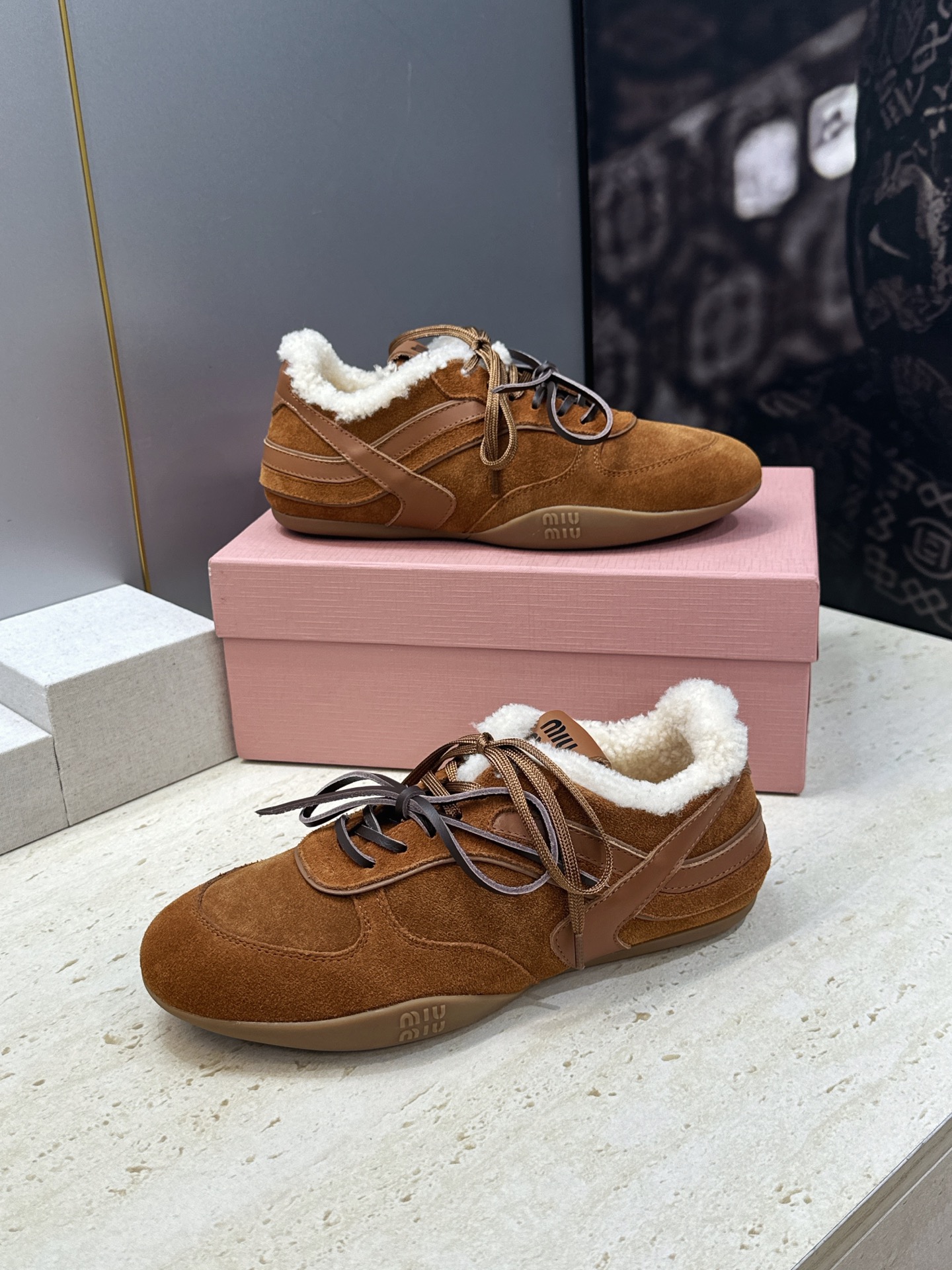 Miumiu 2026秋冬新款羊羔毛系带休闲运动女鞋 缪缪明星同款字母logo平底圆头拼色防寒保暖阿甘徳训鞋 材质鞋面进