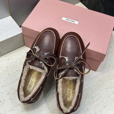 Miumiu 2026秋冬新款蝴蝶结羊羔毛休闲女鞋 缪缪字母logo平底系带圆头防寒保暖乐福鞋 材质鞋面进口小牛皮/进口 Miumiu 2026秋冬新款蝴蝶结羊羔毛休闲女鞋 缪缪字母logo平底系带圆头防寒保暖乐福鞋 材质鞋面进口小牛皮/进口