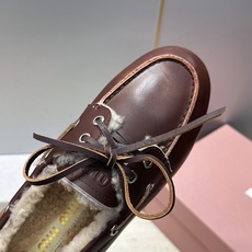 Miumiu 2026秋冬新款蝴蝶结羊羔毛休闲女鞋 缪缪字母logo平底系带圆头防寒保暖乐福鞋 材质鞋面进口小牛皮/进口 Miumiu 2026秋冬新款蝴蝶结羊羔毛休闲女鞋 缪缪字母logo平底系带圆头防寒保暖乐福鞋 材质鞋面进口小牛皮/进口