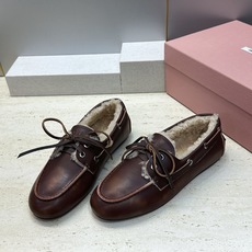 Miumiu 2026秋冬新款蝴蝶结羊羔毛休闲女鞋 缪缪字母logo平底系带圆头防寒保暖乐福鞋 材质鞋面进口小牛皮/进口 Miumiu 2026秋冬新款蝴蝶结羊羔毛休闲女鞋 缪缪字母logo平底系带圆头防寒保暖乐福鞋 材质鞋面进口小牛皮/进口