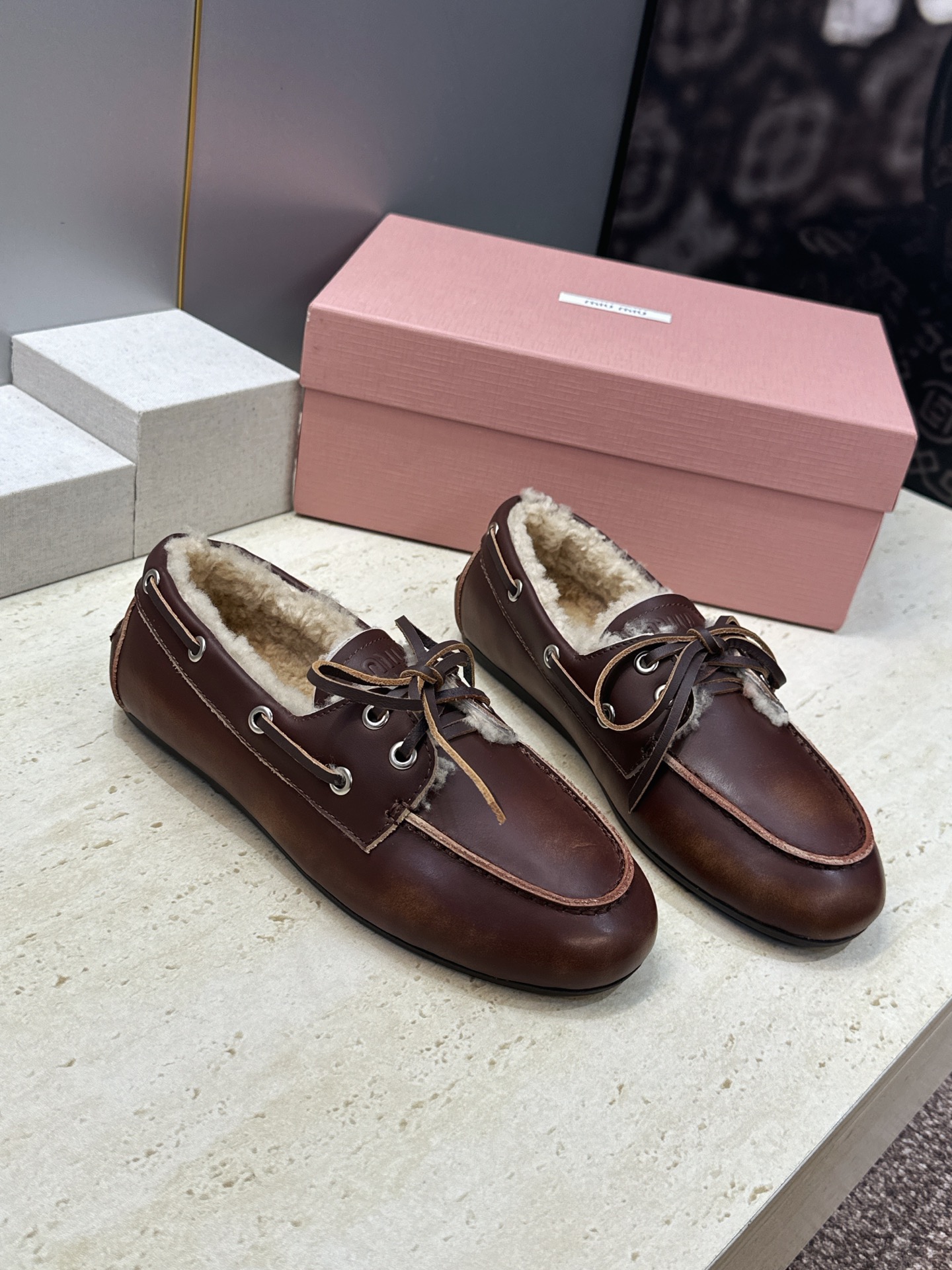 Miumiu 2026秋冬新款蝴蝶结羊羔毛休闲女鞋 缪缪字母logo平底系带圆头防寒保暖乐福鞋 材质鞋面进口小牛皮/进口