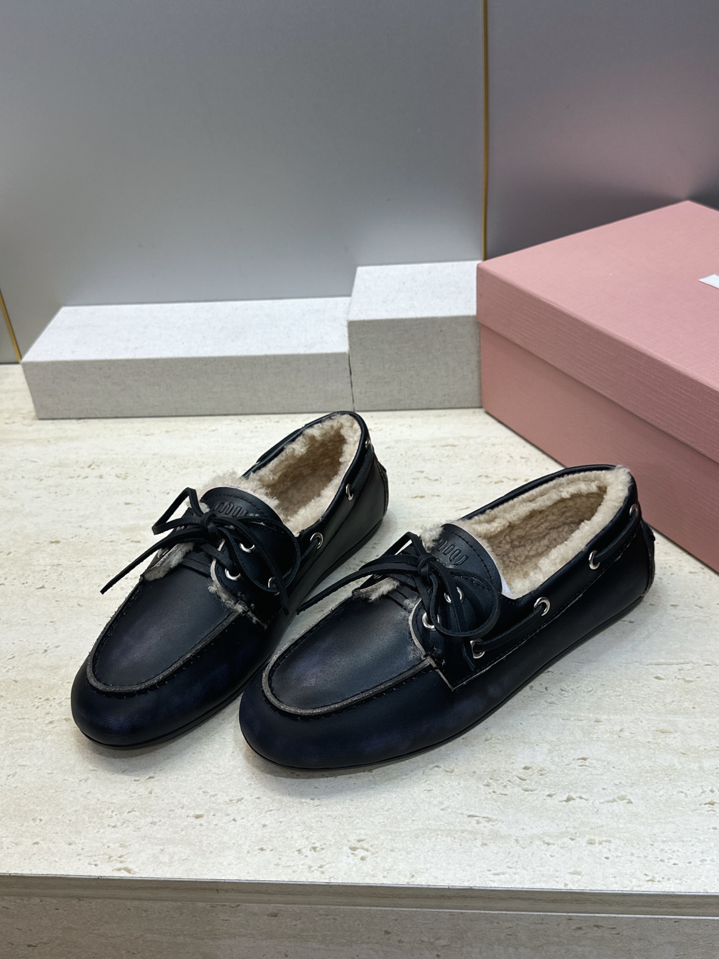 Miumiu 2026秋冬新款蝴蝶结羊羔毛休闲女鞋 缪缪字母logo平底系带圆头防寒保暖乐福鞋 材质鞋面进口小牛皮/进口 Miumiu 2026秋冬新款蝴蝶结羊羔毛休闲女鞋 缪缪字母logo平底系带圆头防寒保暖乐福鞋 材质鞋面进口小牛皮/进口