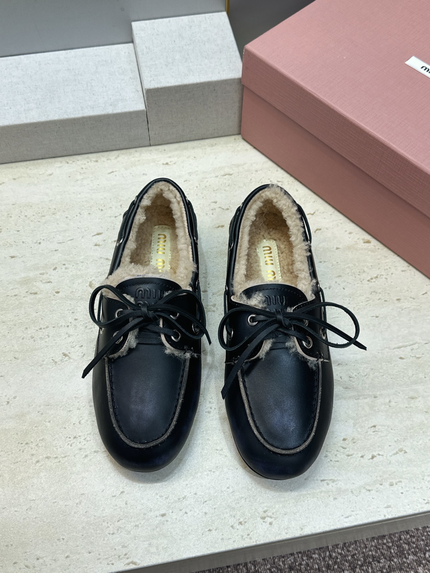 Miumiu 2026秋冬新款蝴蝶结羊羔毛休闲女鞋 缪缪字母logo平底系带圆头防寒保暖乐福鞋 材质鞋面进口小牛皮/进口 Miumiu 2026秋冬新款蝴蝶结羊羔毛休闲女鞋 缪缪字母logo平底系带圆头防寒保暖乐福鞋 材质鞋面进口小牛皮/进口