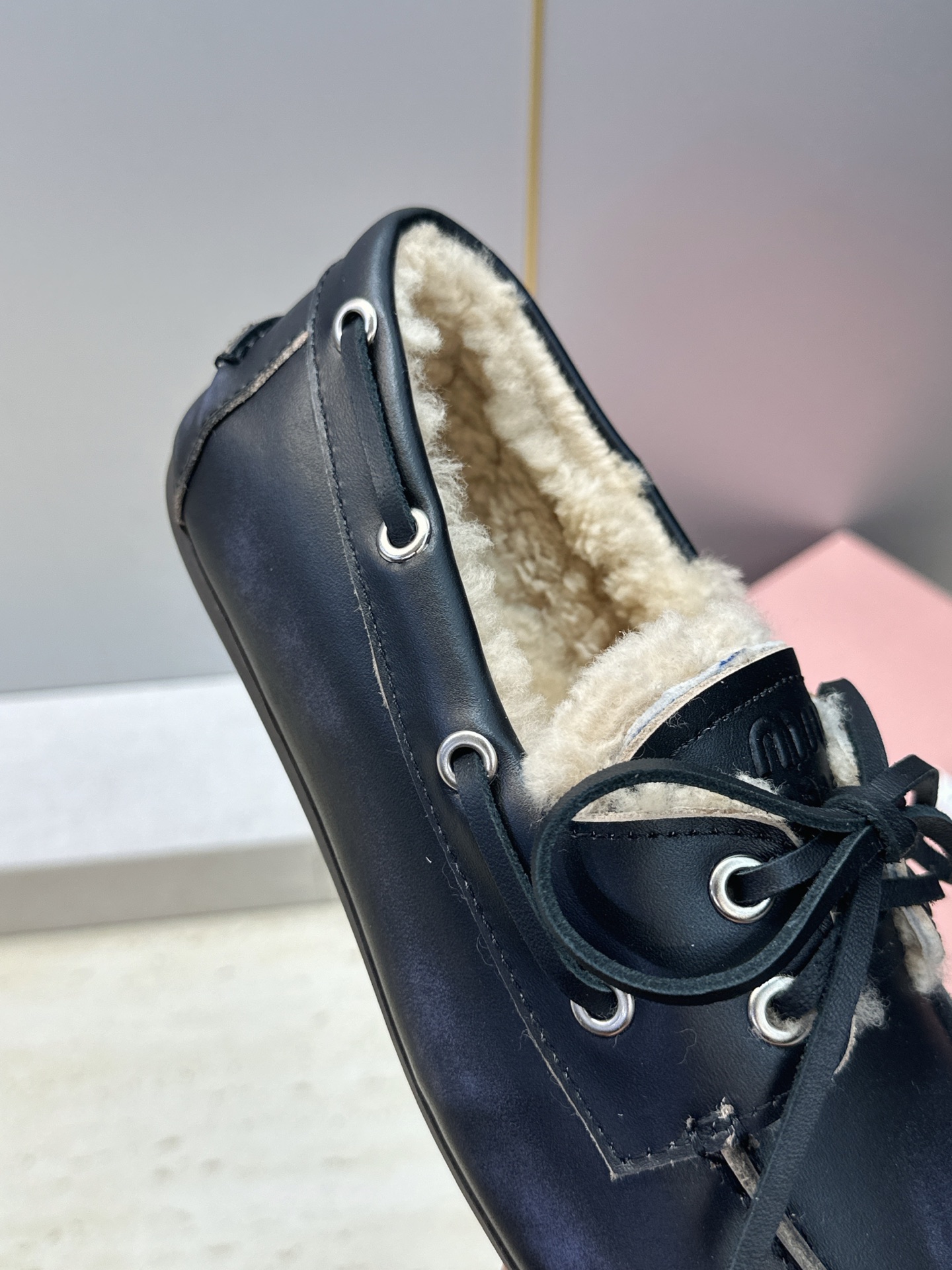 Miumiu 2026秋冬新款蝴蝶结羊羔毛休闲女鞋 缪缪字母logo平底系带圆头防寒保暖乐福鞋 材质鞋面进口小牛皮/进口 Miumiu 2026秋冬新款蝴蝶结羊羔毛休闲女鞋 缪缪字母logo平底系带圆头防寒保暖乐福鞋 材质鞋面进口小牛皮/进口