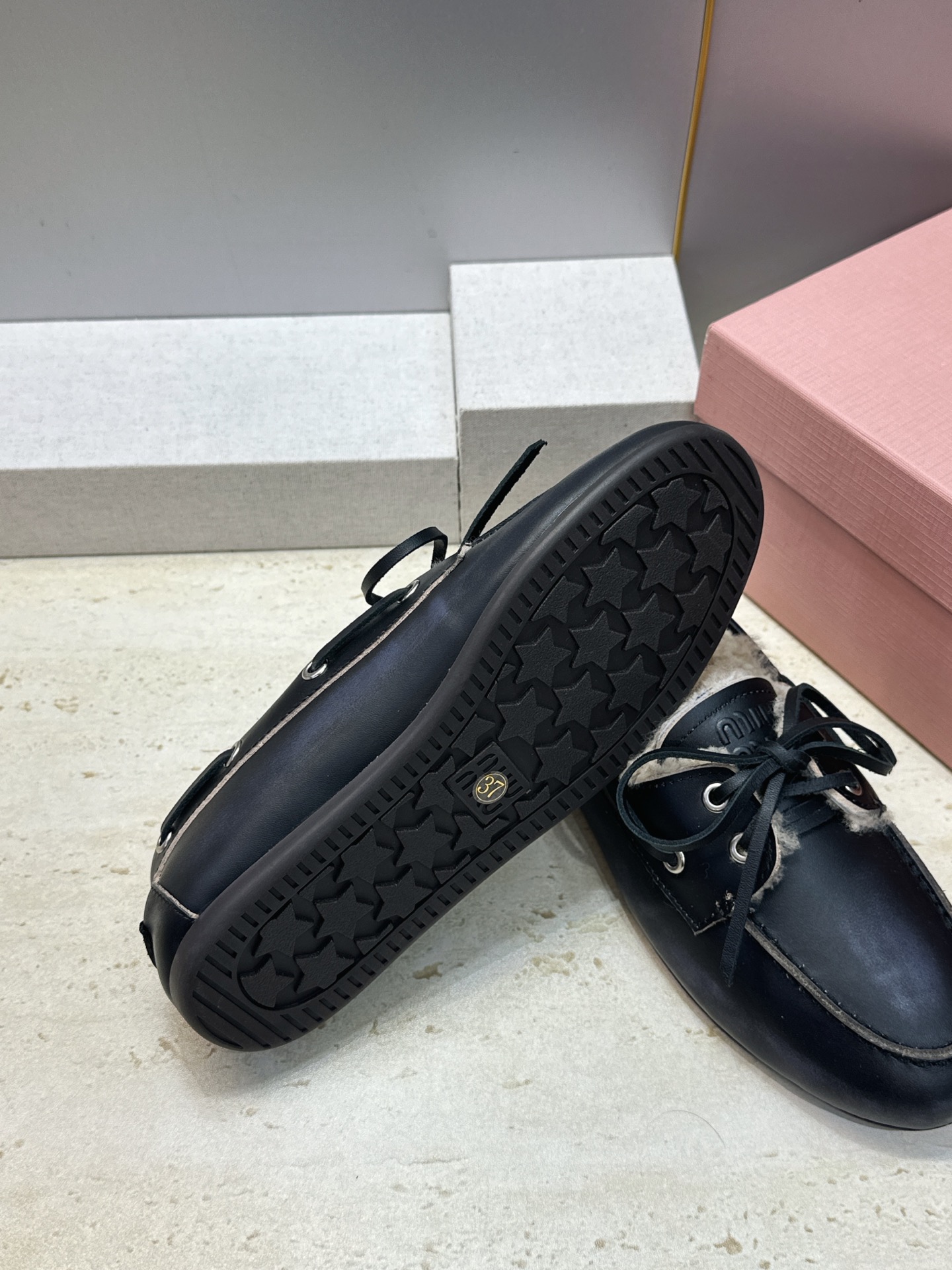 Miumiu 2026秋冬新款蝴蝶结羊羔毛休闲女鞋 缪缪字母logo平底系带圆头防寒保暖乐福鞋 材质鞋面进口小牛皮/进口 Miumiu 2026秋冬新款蝴蝶结羊羔毛休闲女鞋 缪缪字母logo平底系带圆头防寒保暖乐福鞋 材质鞋面进口小牛皮/进口