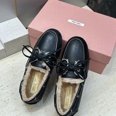 Miumiu 2026秋冬新款蝴蝶结羊羔毛休闲女鞋 缪缪字母logo平底系带圆头防寒保暖乐福鞋 材质鞋面进口小牛皮/进口 Miumiu 2026秋冬新款蝴蝶结羊羔毛休闲女鞋 缪缪字母logo平底系带圆头防寒保暖乐福鞋 材质鞋面进口小牛皮/进口