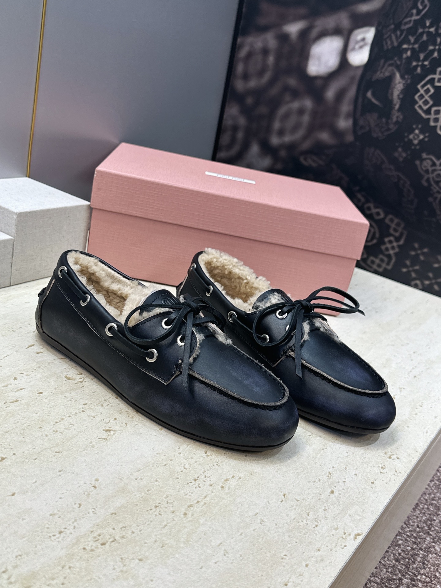 Miumiu 2026秋冬新款蝴蝶结羊羔毛休闲女鞋 缪缪字母logo平底系带圆头防寒保暖乐福鞋 材质鞋面进口小牛皮/进口